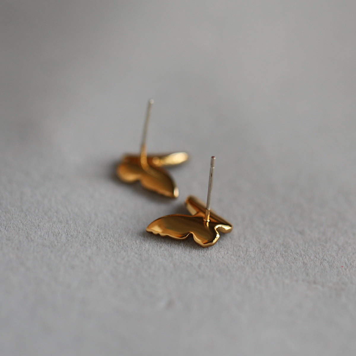 ALODIA BUTTERFLY EARRING ELEGANT IN BRASS WITH 18K GOLD FINISH AND MOTHER-OF-PEARL