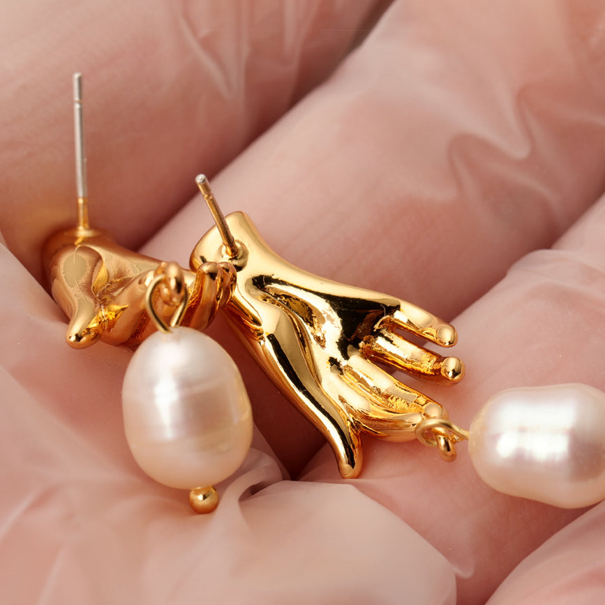 ALODIA EARRING IN BRASS WITH 18K GOLD FINISH AND BAR0QUE PEARLS