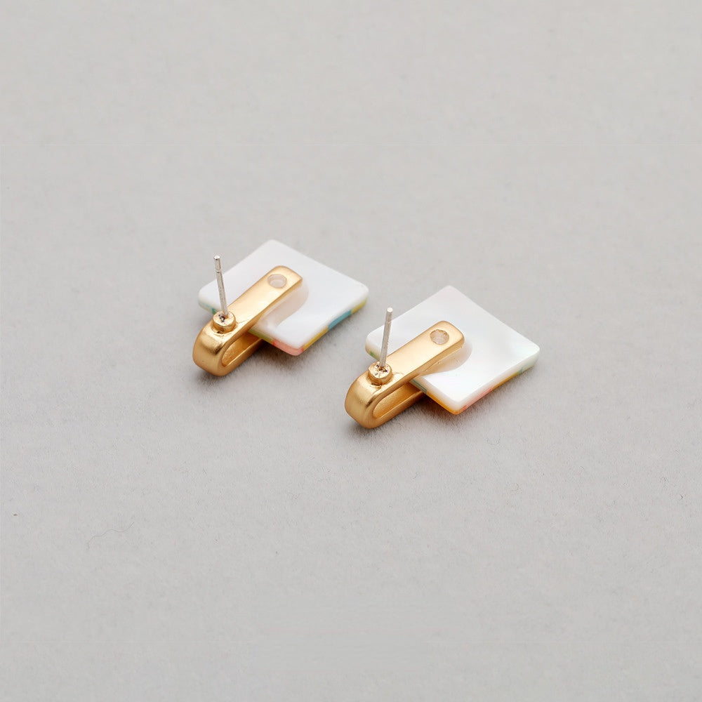 ALODIA EARRING IN BRASS WITH 18K GOLD FINISH AND MOTHER-OF-PEARL