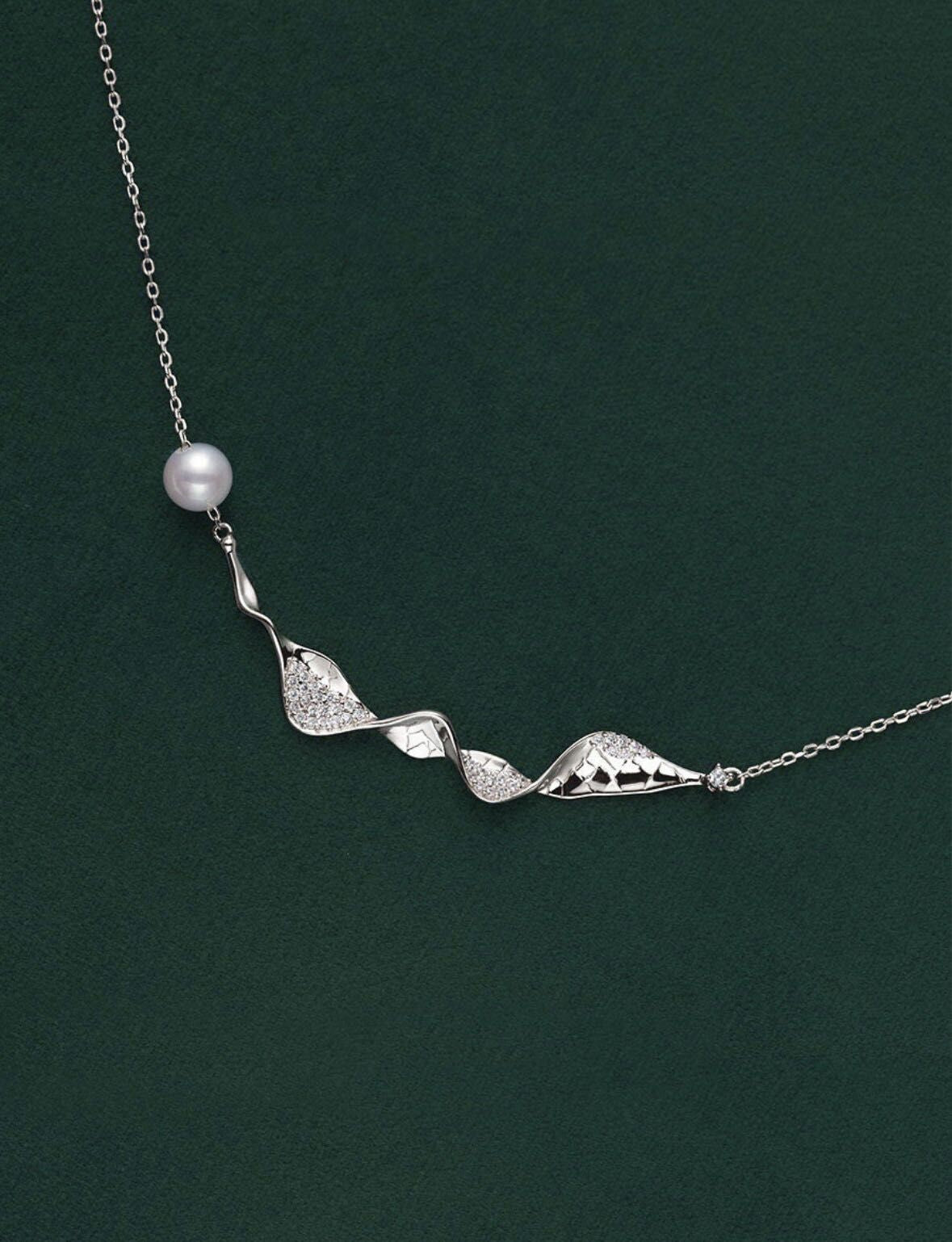ALODIA  VINTAGE MOON RIVER NECKLACE IN 925 SILVER WITH 14K GOLD FINISH AND ZIRCON AND  SHELL PEARLS