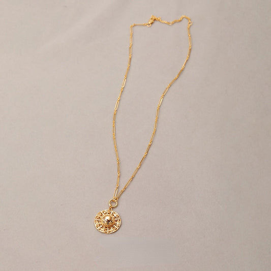 ALODIA STRAW HAT NECKLACE IN BRASS WITH 18K GOLD FINISH 